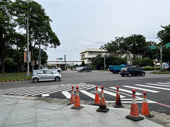 公道五路二段与建中路口人行道直接衔接槽化线。（王惠慧摄）