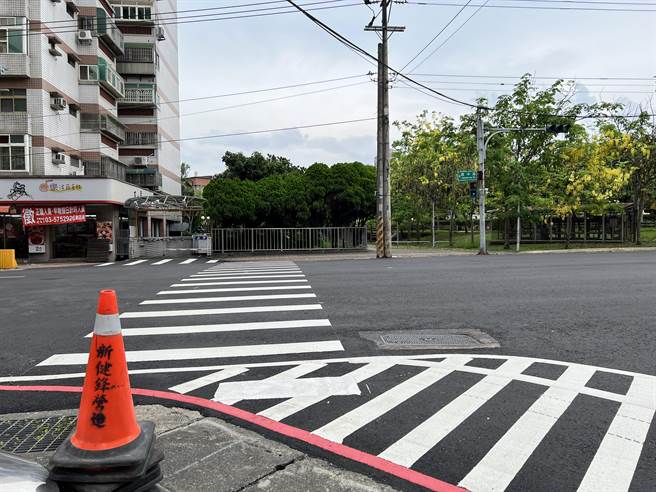 建中路与建中一路口也有人行道与槽化线重迭。（王惠慧摄）