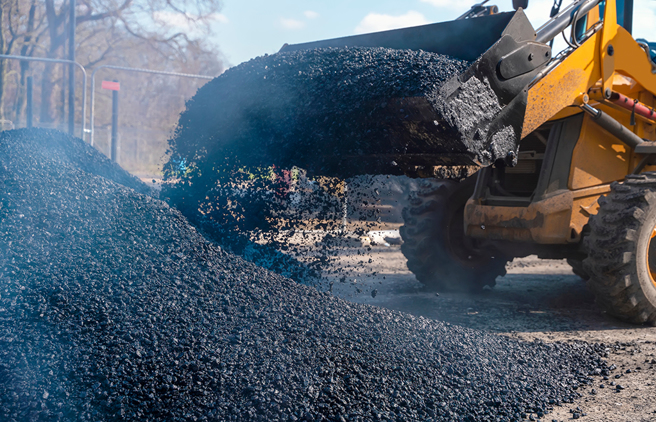 大陸福建發生瀝青貨車翻覆意外，造成一對路過母子被活活埋壓燙死。（示意圖／達志影像）