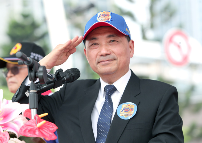 国民党总统参选人侯友宜18日出席「黄埔建军/建校迎百年」系列庆祝活动启幕式，上台致词，誓言捍卫中华民国并争取退伍官兵应有的的福利外，并向现场的退伍官兵敬礼致敬。（郑任南摄）