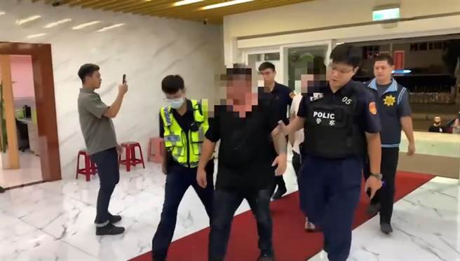 黄男等3人被警方依法管束带回警局。（警方提供）