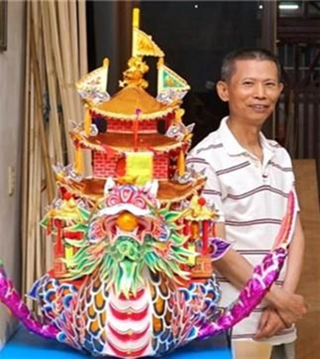 新興糊紙店創辦人張徐沛，擅長偶頭捏塑、彩繪、書法等，其中尤以紙偶製作最是箇中翹楚。（新北市文化局提供）