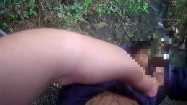 台东县成功镇1名王姓老翁失足坠桥，双手紧抓着桥梁边缘，警消获报徒手救援。（台东县警察局提供／萧嘉蕙台东传真）