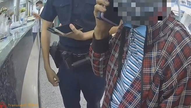 竹东分局近期接获两件诈团假冒亲友来讯借钱，在警方说明下，民眾打消匯款念头保住存款。（竹东分局提供／邱立雅竹县传真）