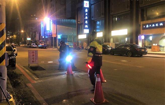 新竹縣環保局與警察局保持密切聯繫，請警察局例行臨檢時，協助登記疑似高噪音車輛。（新竹縣府提供／邱立雅竹縣傳真）