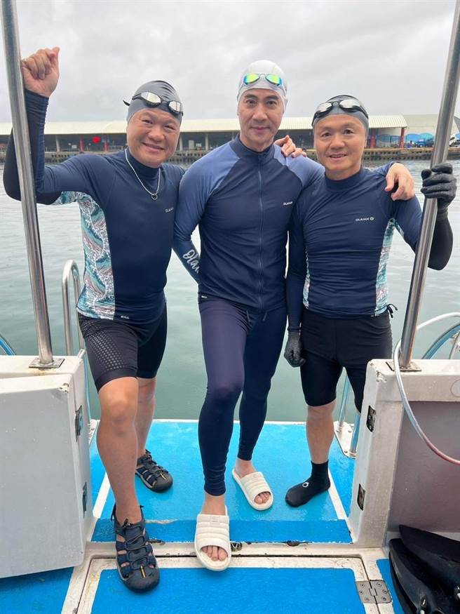 翁家明和好友挑战绿岛海泳环岛成功。（民视提供）