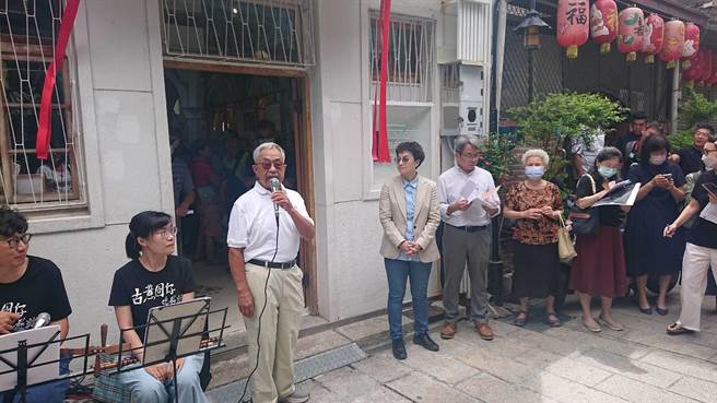 辛家大哥辛久雄（左三）讲述父母卖肉粽发迹的故事。（程炳璋摄）