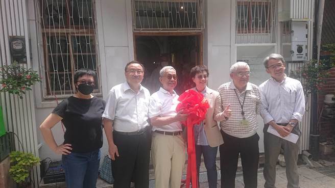 辛家起家厝在大哥辛久雄（左三）决定下，重建打造成肉粽故事馆，陈述父母打拚创业的故事，每周六、日开放参观。（程炳璋摄）