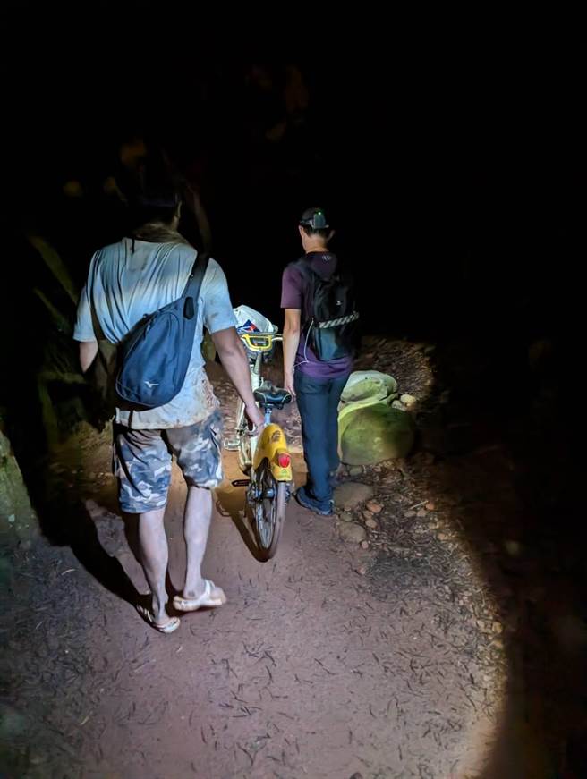 男子轻装上路。（民眾提供／李京升苗栗传真）