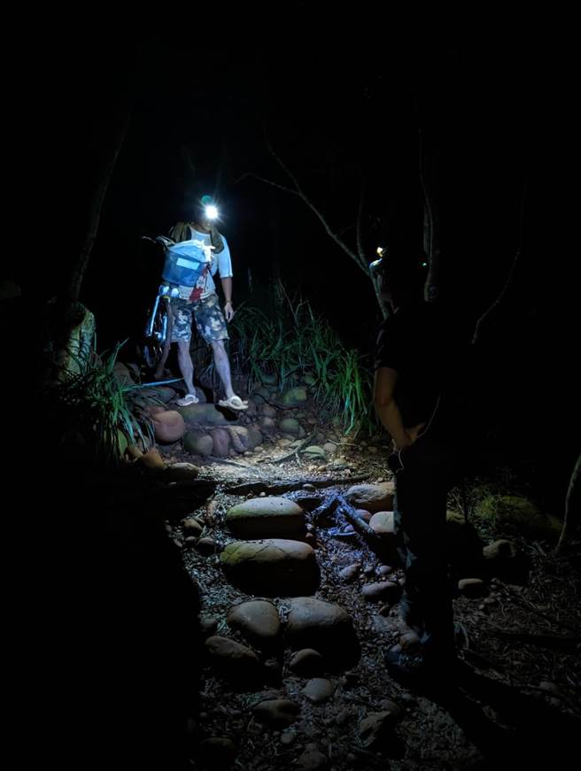 男子牵着脚踏车爬山。（民眾提供／李京升苗栗传真）