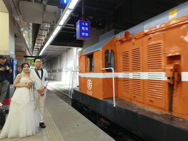 香港知名鐵道作家蕭潔恒與女友相戀10多年，今日一圓3年前鐵道婚禮的願望。（林雅惠攝）