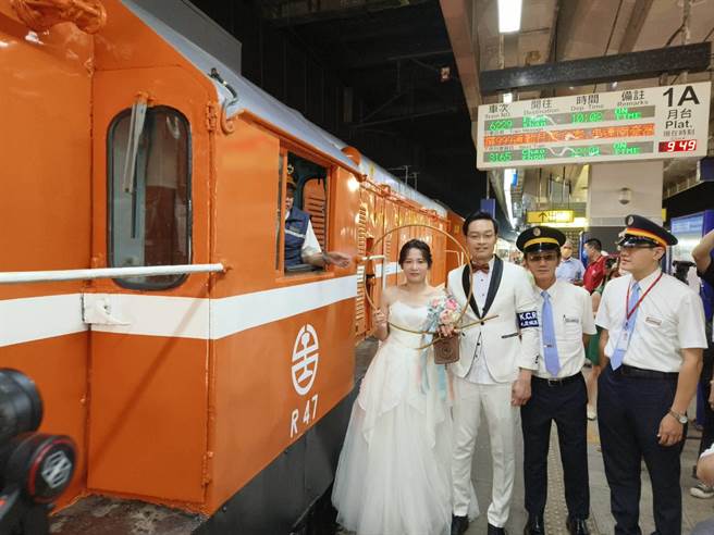 香港知名鐵道作家蕭潔恒與女友相戀10多年，今日一圓3年前鐵道婚禮的願望。（林雅惠攝）