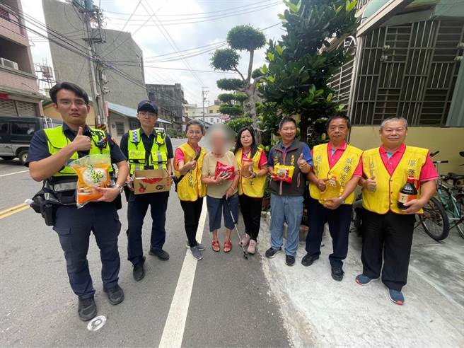 ，苗栗县警察局通霄分局特结合通霄志工中队与苑里镇公所，在端午节前夕送爱。（通霄警分局提供／李京升苗栗传真）