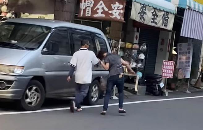 男子拉女生頭髮逛大街，民眾驚見急報警。(翻攝畫面)