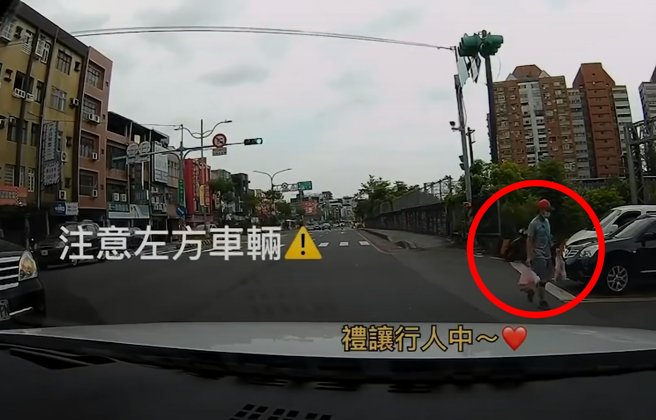 礼让行人时遭对向一辆要左转的轿车猛按喇叭，他当下摇下车窗吼「有人啦，逼X小」，转弯后，没想到对方还在平交道上逆向超车。（翻摄自记者爆料网）