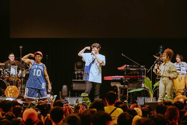 宇宙人在台北首场演唱会邀请比杰和Majin演出。（相信音乐提供）