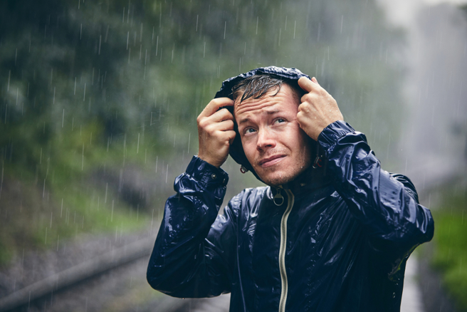 梅雨季節來臨，你最怕在下雨的時候遇到哪些事呢？（示意圖／shutterstock）