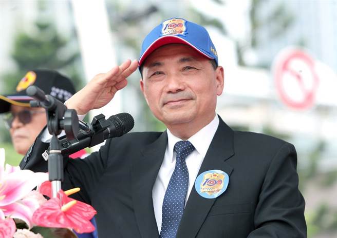 国民党总统参选人侯友宜18日出席「黄埔建军／建校迎百年」系列庆祝活动启幕式，上台致词，誓言捍卫中华民国并争取退伍官兵应有的的福利外，并向现场的退伍官兵敬礼致敬。（郑任南摄）