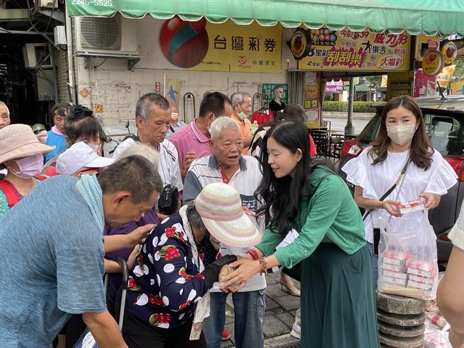 今年83岁廖荣吉「刈包吉」18日在龙山寺公园发放1500颗肉粽、600个便当。（蔡佩珈摄）