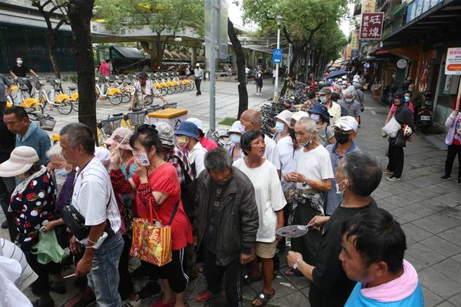 端午节前夕送爱心，「刈包吉」在龙山寺公园发便当与粽子，吸引民眾大排长龙。（王英豪摄）