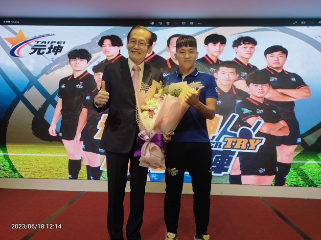 陈彦廷选手(右)献花给杜元坤领队(左)感谢杜元长给了他新生命。(台北元坤队提供