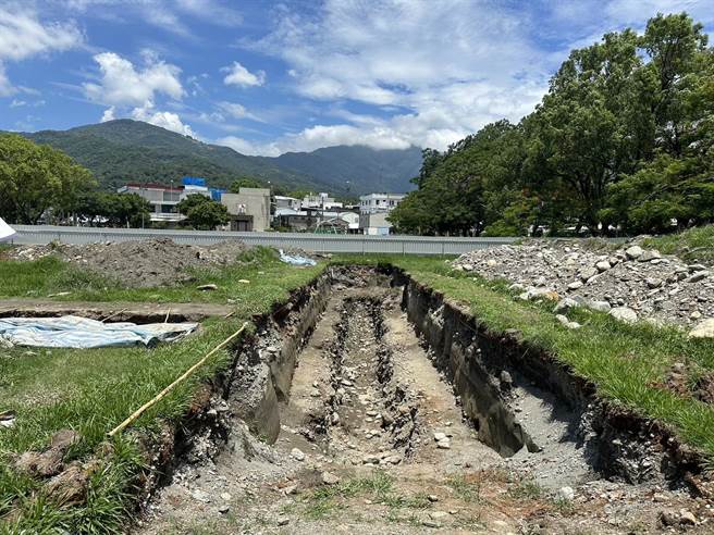 台大地质系助理教授王昱组成团队，今年4月在前身为玉里国小的镇民广场，进行断层槽沟挖掘作业，研究玉里断层活动的痕迹。（罗亦晽摄）