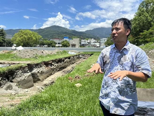 台大地质系助理教授王昱组成团队，今年4月在前身为玉里国小的镇民广场，进行断层槽沟挖掘作业，研究玉里断层活动的痕迹。（罗亦晽摄）