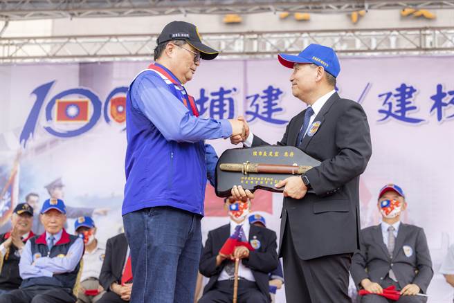 中華民國中央軍事院校校友總會理事長彭進明也致贈象徵黃埔精神的「中正劍」給侯友宜，期盼他能堅定意志邁向成功。（侯友宜選舉工作室提供）