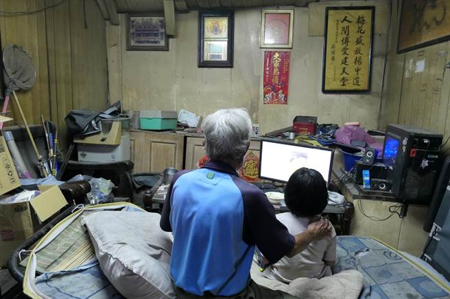 云林县北港镇苏小妹（右）住家破旧漏水，最大心愿是有间不漏水的房子。（张朝欣摄）