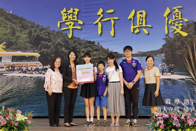 南投县长许淑华18日颁发「县长奖」，受奖者全家人上台开心合影。（南投县政府提供／陈淑娥南投传真）