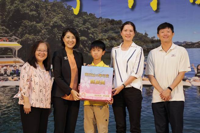 南投县长许淑华18日颁发「县长奖」，受奖者全家人上台开心合影。（南投县政府提供／陈淑娥南投传真）