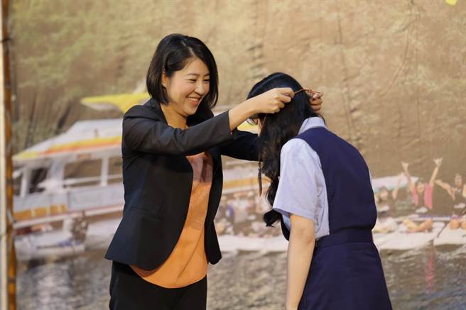 南投县长许淑华18日颁发「县长奖」。（南投县政府提供／陈淑娥南投传真）