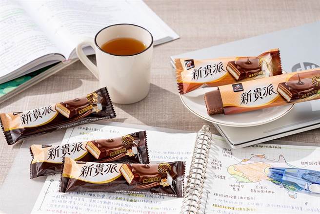 新贵派威化棒香浓夹心与外层可可双重增量＋35％，单入随手包方便享用。（宏亚食品提供）