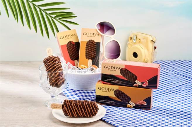 GODIVA「焦糖脆粒榛子黑巧克力流心雪糕」、「杏仁黑巧克力血橙流心雪糕」，99元。（GODIVA提供）