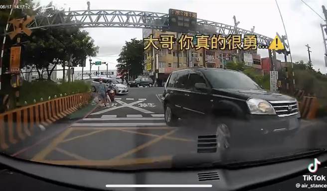 休旅車在平交道逆向超車，警方要揪出違規車主。（警方提供／呂筱蟬桃園傳真）