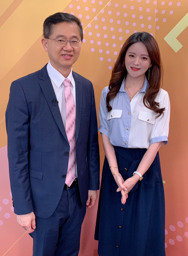 台灣運彩總經理林博泰（左）上時來運轉節目，與主持人尉遲佩玉談運彩眉角。（林勝發攝）