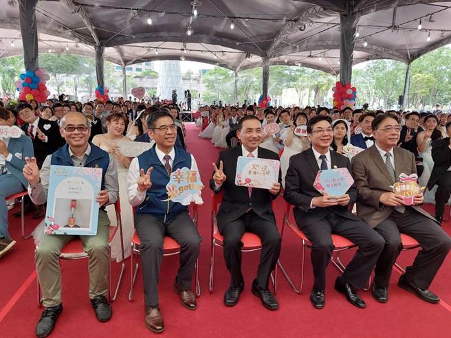 新北市民政局今在市民广场举办2023新北联合婚礼「天作之合幸福TWO兔好」，新北市长侯友宜、副市长刘和然担任证婚人及主婚人。（陈慰慈摄）