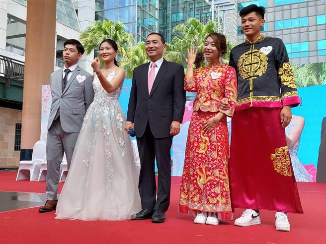 新北市民政局今在市民广场举办2023新北联合婚礼「天作之合幸福TWO兔好」，新北市长侯友宜、副市长刘和然担任证婚人及主婚人。（陈慰慈摄）