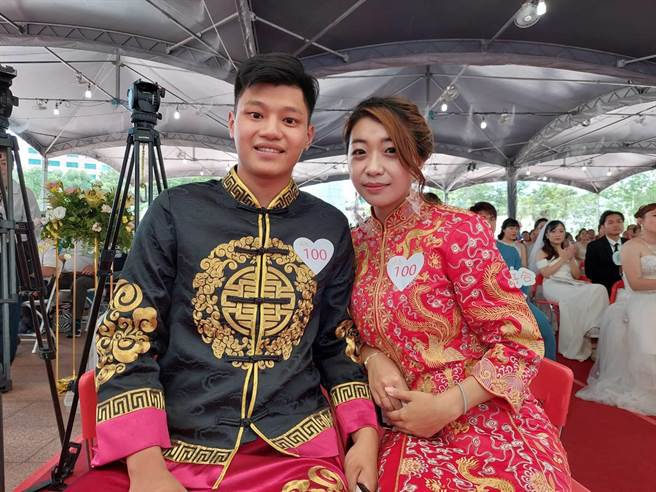 新人金先生与吴小姐是彼此的初恋，13年后在朋友生日聚会重逢再燃爱火，决定携手共度下半辈子。（陈慰慈摄）