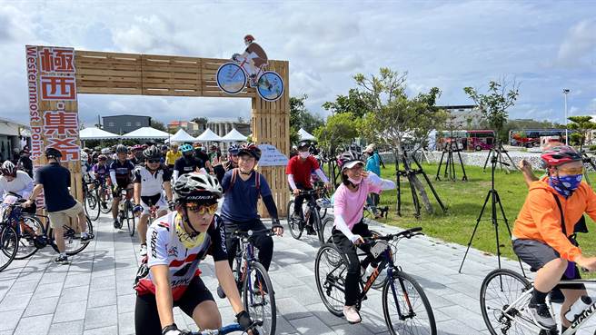 300位车友报名参加。（张毓翎摄）