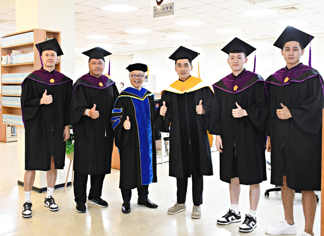 屏東美和科技大學畢業典禮，運動與休閒管理系碩職班畢業生林金榜（左1）、尤世銘（左2）、劉駿霆（右1）、吳念哲（右2）和系主任顏君彰（左3）合照留念。（美和科大提供）