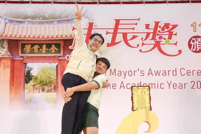 学生秀肌力用「公主抱」把台南市长黄伟哲举起来。（台南市政府提供／张毓翎台南传真）