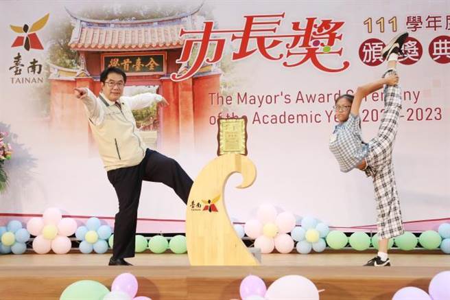 学生做出高难度动作，市长黄伟哲尽力模仿、配合演出。（台南市政府提供／张毓翎台南传真）