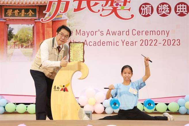 获奖学生拿扯铃劈腿、摆拍，令市长黄伟哲在一旁看得啧啧称奇。（台南市政府提供／张毓翎台南传真）