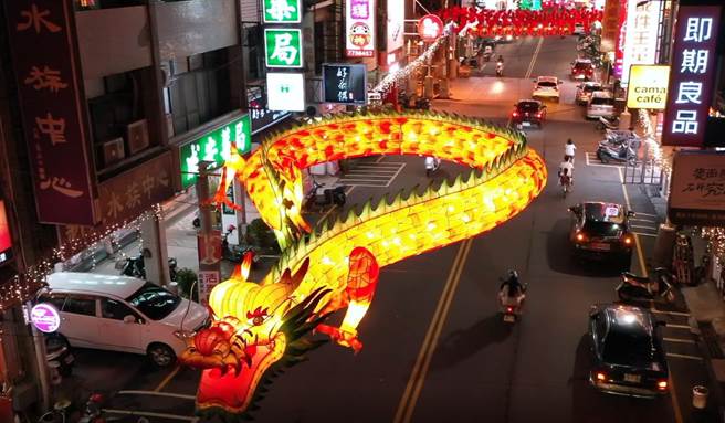 「2023鹿港庆端阳-小镇光影艺术节」登场，即日起至7月底每晚6点30至10点，老街天空盘旋巨龙，吸引民眾目光。（彰化县政府提供／吴建辉彰化传真）