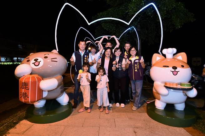 县府今年特别跟line贴图IP柴语录合作，推出一系列装置艺术，并搭配各种光彩灯饰，由可爱的柴犬做导览，让大家能够更加深入鹿港。（彰化县政府提供／吴建辉彰化传真）