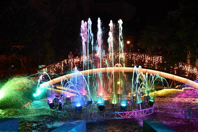 鹿港溪开源广场每晚6点至10点，每半小时还有展演5分钟的水舞表演。（彰化县政府提供／吴建辉彰化传真）