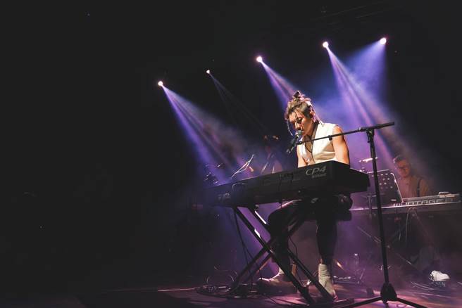 周国贤昨在台北三创举办演唱会。（矇眬眼美术工作室提供）