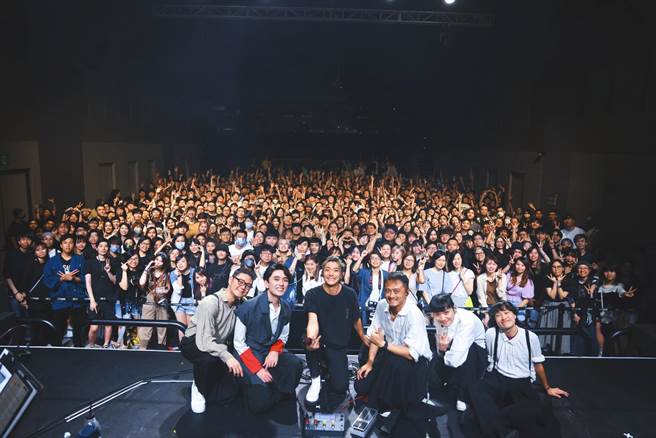 周国贤昨在台北三创举办演唱会。（矇眬眼美术工作室提供）