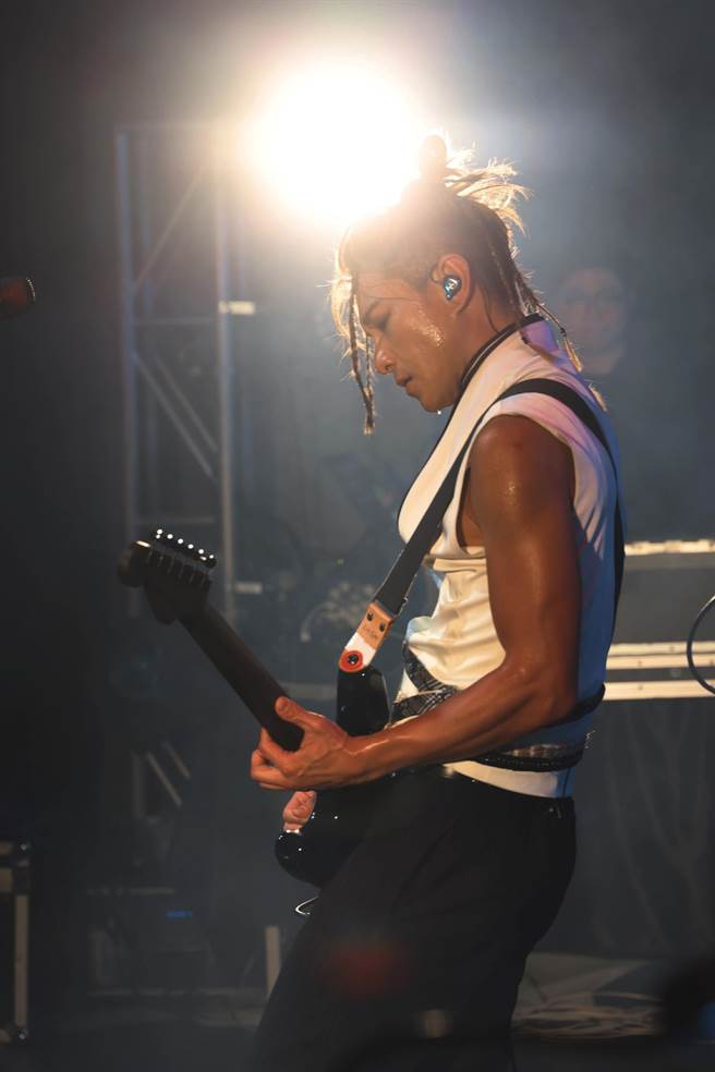 周国贤昨在台北三创举办演唱会。（矇眬眼美术工作室提供）